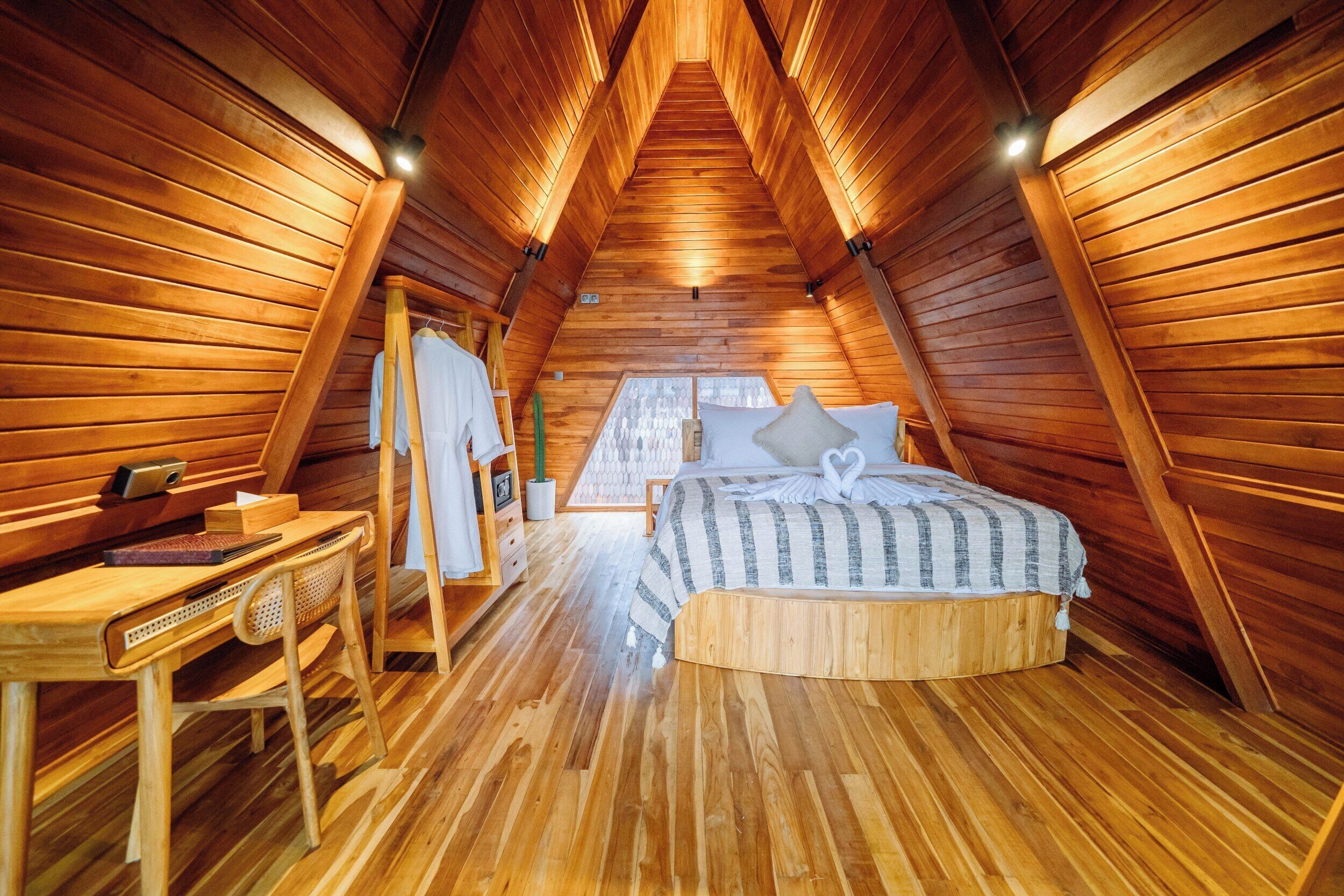One Bedroom Suite Villa Lake View | Desk, free WiFi, bed sheets
