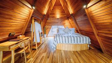 One Bedroom Suite Villa Lake View | Desk, free WiFi, bed sheets