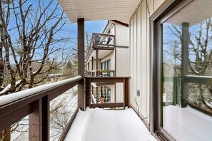 Property grounds - Mountain view condo near ski-in/out access, close to Beech Mountain Resort (Beech Mountain)
