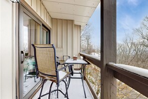 Property grounds - Mountain view condo near ski-in/out access, close to Beech Mountain Resort (Beech Mountain)
