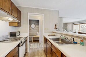 Microwave, oven, stovetop, dishwasher - Mountain view condo near ski-in/out access, close to Beech Mountain Resort (Beech Mountain)