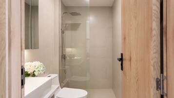 Deluxe Studio, City View | Bathroom
