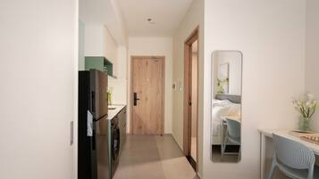 Estudio Deluxe | Ropa de cama hipoalergénica y caja de seguridad en la habitación