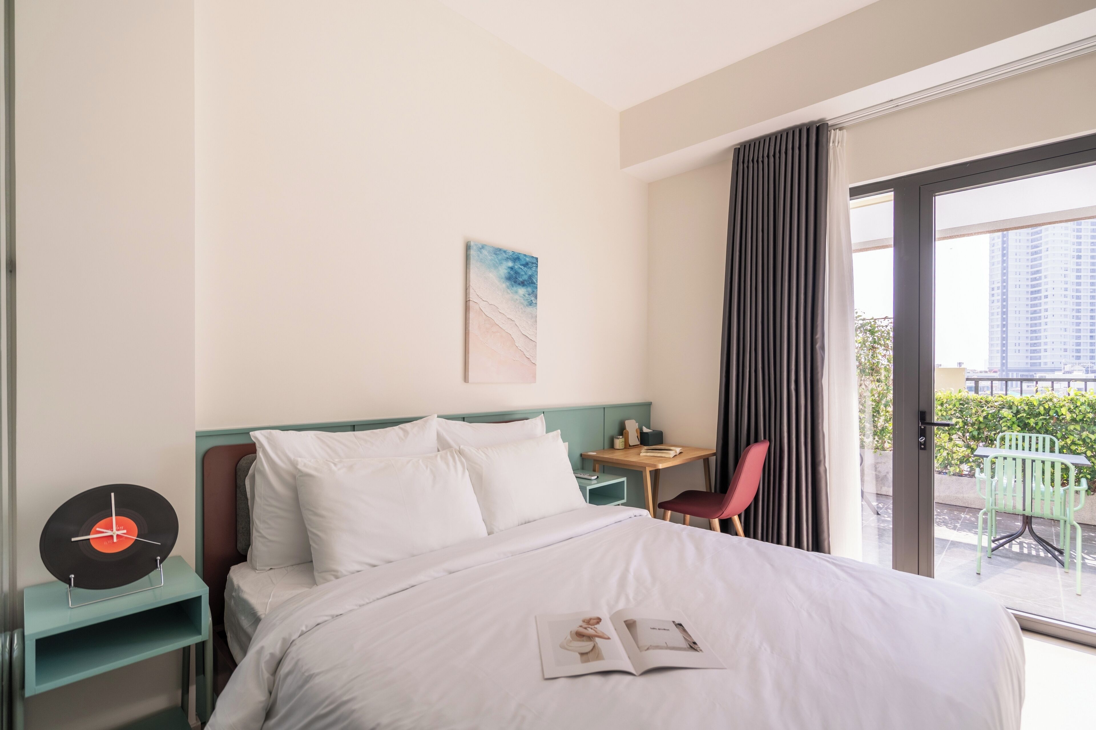 Departamento, vista al jardín | Ropa de cama hipoalergénica y caja de seguridad en la habitación 