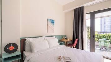 Departamento, vista al jardín | Ropa de cama hipoalergénica y caja de seguridad en la habitación