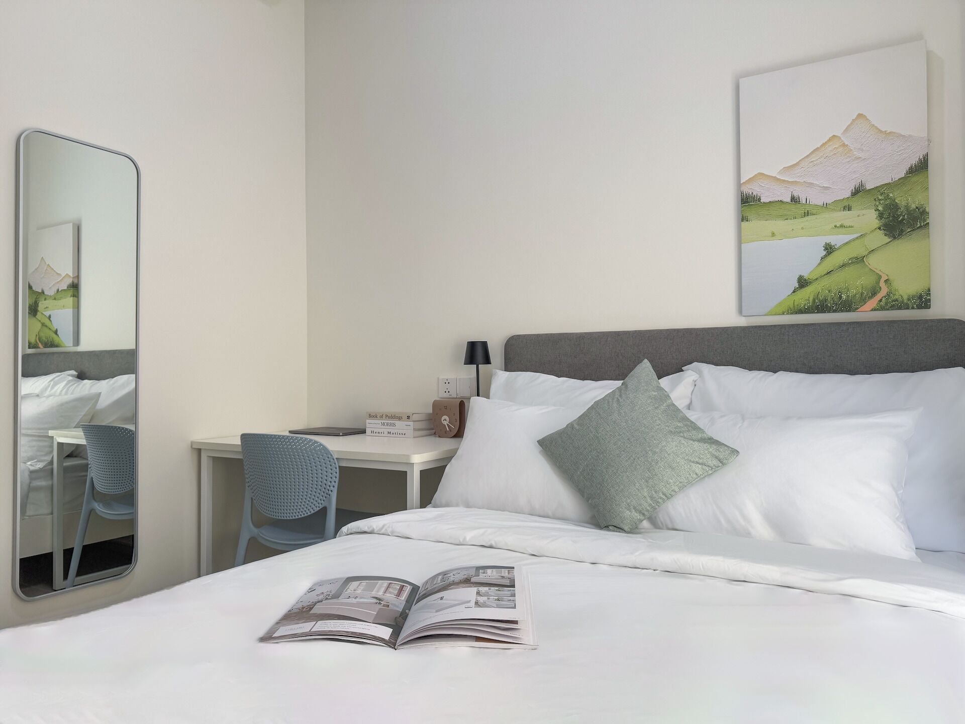 Ropa de cama hipoalergénica y caja de seguridad en la habitación 