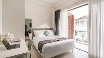 Hypo-allergenic bedding, in-room safe, desk, laptop workspace