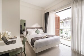 Ropa de cama hipoalergénica y caja de seguridad en la habitación 