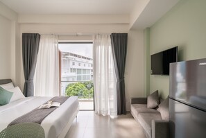 Ropa de cama hipoalergénica y caja de seguridad en la habitación 