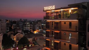 A multi-story building with balconies and a sign that reads 'Managed by CityHouse.' - CityHouse NEST Bellita (Ho Chi Minh City)
