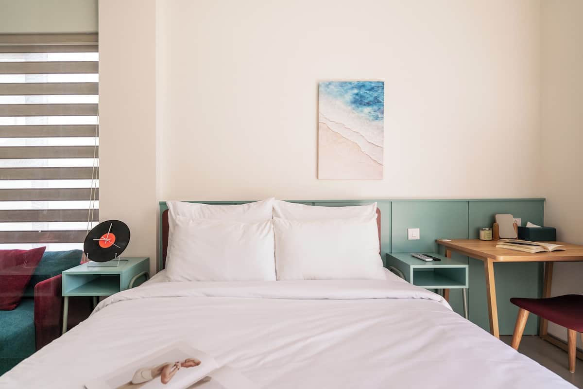 Ropa de cama hipoalergénica y caja de seguridad en la habitación