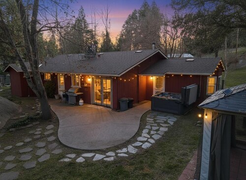 Spacious 4-bedroom house in peaceful Mariposa with hot tub