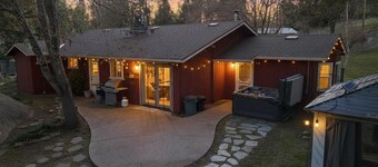 Spacious 4-bedroom house in peaceful Mariposa with hot tub