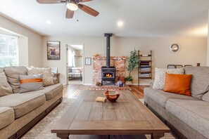 Smart-TV, Kamin, Bücher, Stereoanlage