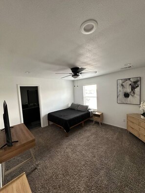 Desk, iron/ironing board, WiFi, bed sheets