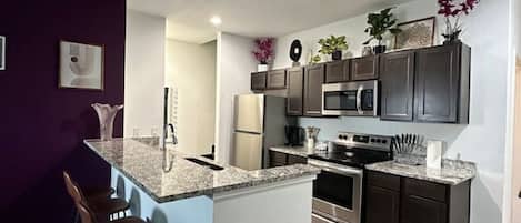 Jääkaappi, mikroaaltouuni, uuni, liesi