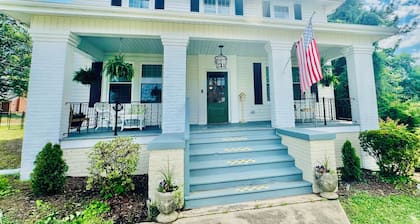 Southern Charm Comfort-Pet Friendly-Sleeps 8-Fenced Backyard-Near River & Trails