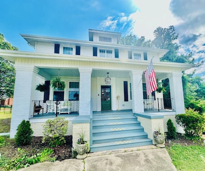 Southern Charm Comfort-Pet Friendly-Sleeps 8-Fenced Backyard-Near River & Trails