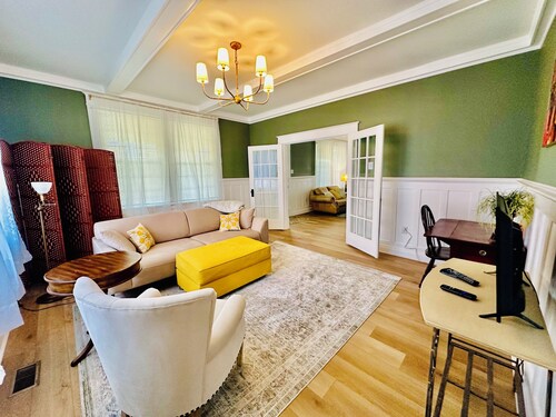 Southern Porch Haven-Pet Friendly-Sleeps 8-Fenced Backyard-Near River & Trails