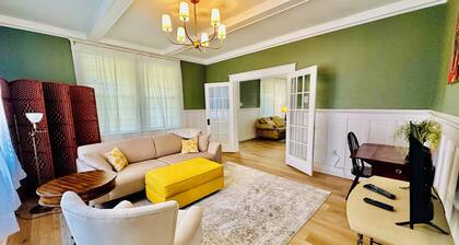 Southern Porch Haven-Pet Friendly-Sleeps 8-Fenced Backyard-Near River & Trails