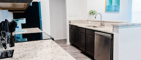 Jääkaappi, mikroaaltouuni, uuni, liesi