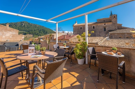 Outdoor dining. RESIDENCIAL SUITES VALLDEMOSSA - Cartoixa