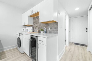 Jääkaappi, mikroaaltouuni, kahvin-/teenkeitin, leivänpaahdin