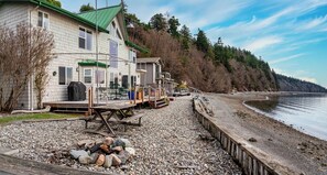Exterior - Amazing Waterfront Beach House - 4 bdrms, 4 bathroom, foosball, kayaks and more! (Camano)