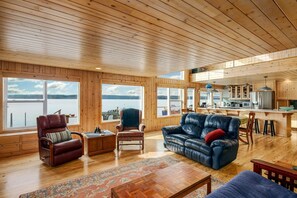 Living area - Amazing Waterfront Beach House - 4 bdrms, 4 bathroom, foosball, kayaks and more! (Camano)