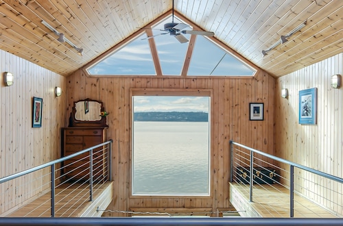 Amazing Waterfront Beach House - 4 bdrms, 4 bathroom, foosball, kayaks and more!
