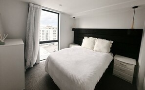 2 bedrooms, iron/ironing board, WiFi, bed sheets - Chic City Oasis by Stadium & Cathedral (Christchurch)