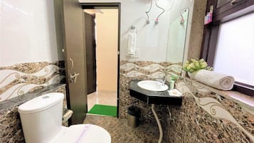 Basic Single Room | Bathroom | Towels
