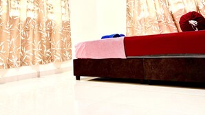 A room with a bed, curtains, and a tiled floor. - Homestay Selesa KBK Guesthouse (Kuala Terengganu)