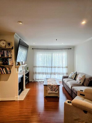 Smart TV, caminetto, libri, stampante