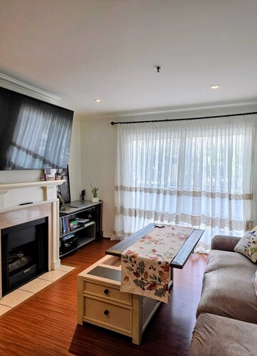 Cozy 1-bedroom condo with AC in brilliant Sherman Oaks, LA. Great Location!