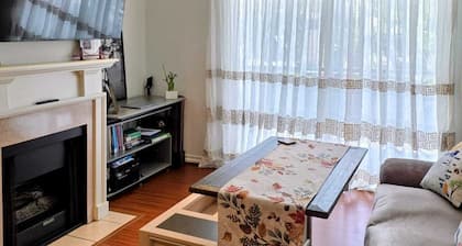 Cozy 1-bedroom condo with AC in brilliant Sherman Oaks, LA. Great Location!