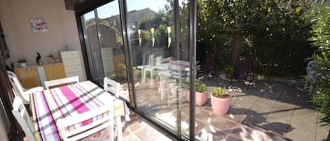 屋外ダイニングエリア