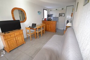 TV - Small cottage in a quiet residential area (BORMES LES MIMOSAS)