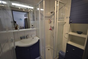 Bathroom - Small cottage in a quiet residential area (BORMES LES MIMOSAS)