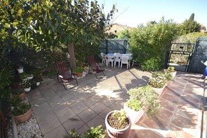 Outdoor dining - Small cottage in a quiet residential area (BORMES LES MIMOSAS)