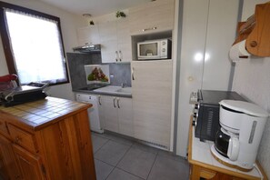 Fridge, cookware/dishes/utensils - Small cottage in a quiet residential area (BORMES LES MIMOSAS)
