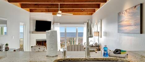 Panoramic Condo, 2 Bedrooms, Beachfront | Interior