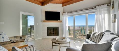 Condo panorámico, 2 habitaciones, frente al mar | Área de sala de estar