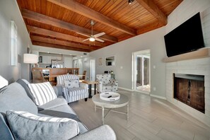 Panoramic-Apartment, 2 Schlafzimmer, Strandnähe | Wohnbereich