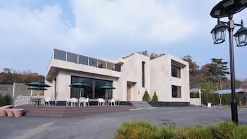 ุงูู
ูุดุฃุฉ ู
ู ุงูุฎุงุฑุฌ