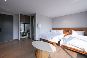 Habitació amb dos llits individuals prèmium, vistes a la muntanya | Roba de llit d'alta qualitat, cobrellits i caixa forta a l'habitació 
