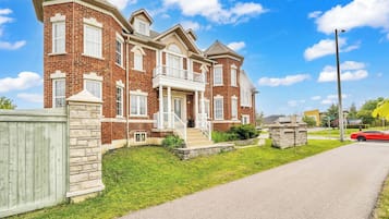 Nhà, 3 phòng ngủ, sân hiên | Ngoại thất