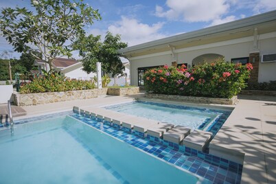 Villa Serena - Cozy 3-bedroom home complete full kitchen and communal pool