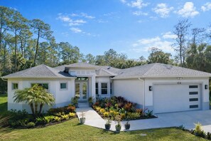 Exterior - Modern Naples Oasis  Spacious & Serene (Naples)