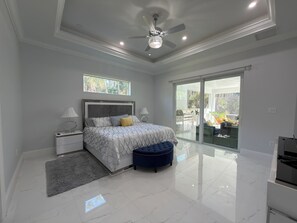 4 bedrooms, iron/ironing board, WiFi, bed sheets - Modern Naples Oasis  Spacious & Serene (Naples)